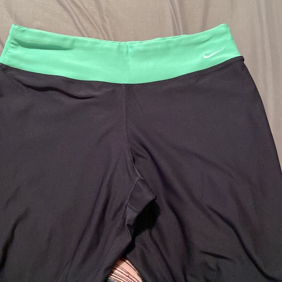 Nike Capri Length Yoga Pants - Picture 2 of 3